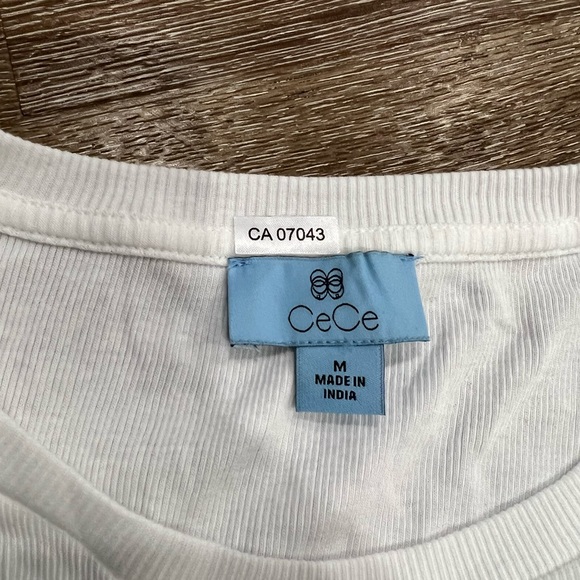 White T, very comfortable, wide shoulders, soft perfect size. - Picture 4 of 4